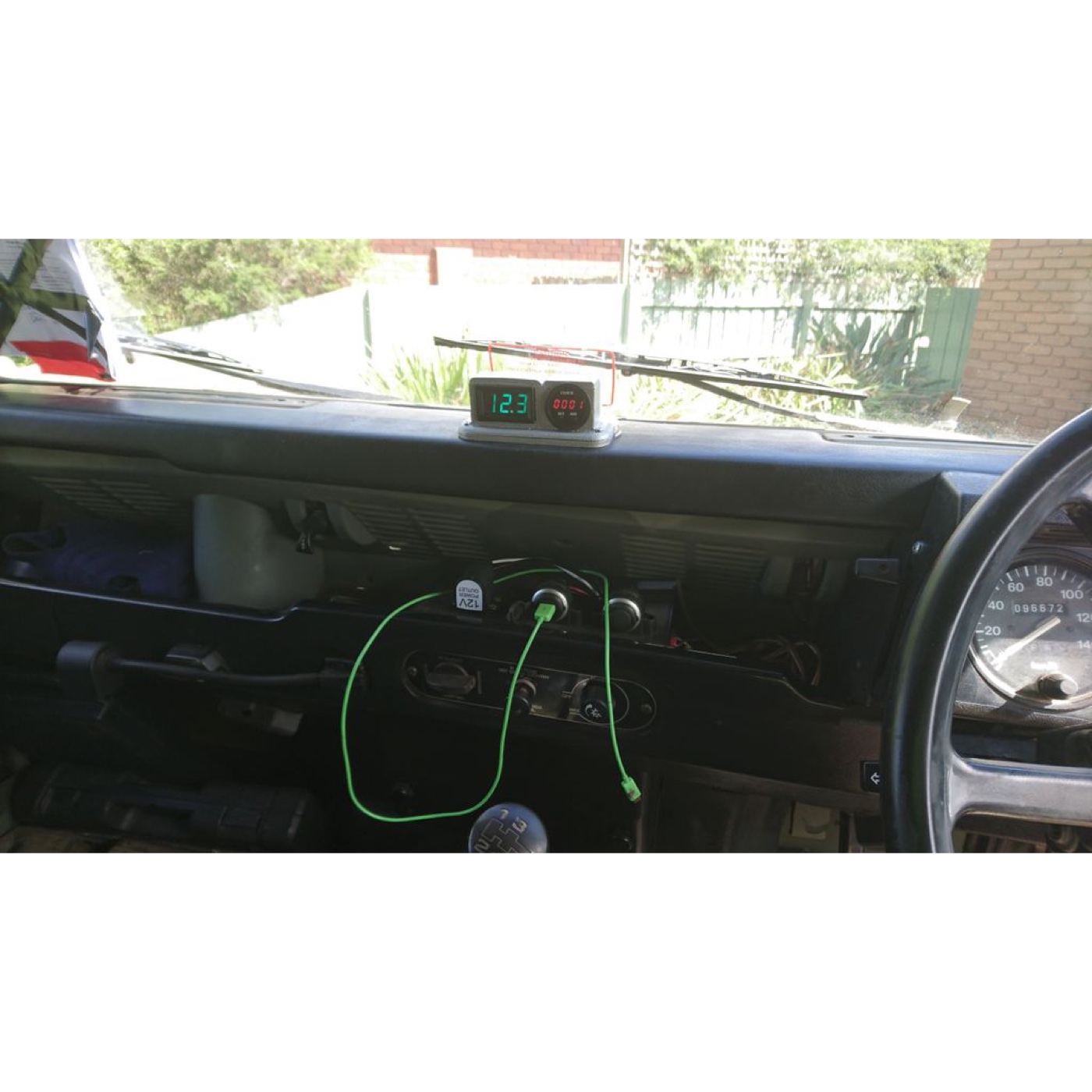 Land Rover 110/Perentie Küllük Yuvası Paneli (Saat + Voltmetre) görsel 2