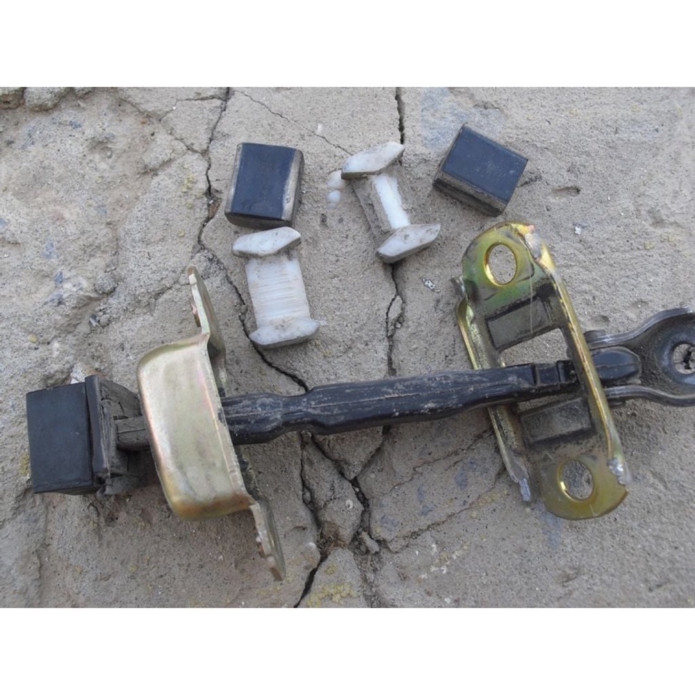 Mitsubishi Lancer kapı stoper tapası