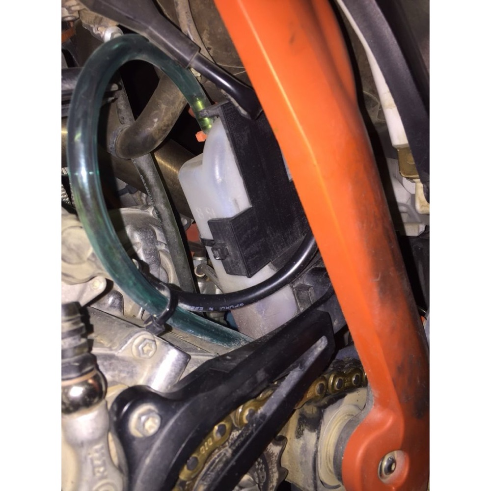 KTM Radyatör Taşma Şişesi Tutucusu