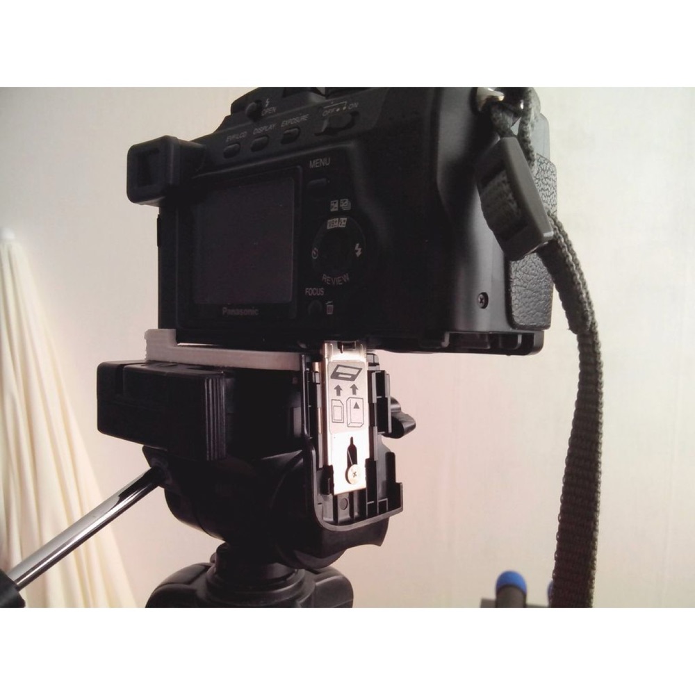 Panasonic DMC-FZ5 Tripodda Pil / SD Kart Erişim Aparatı