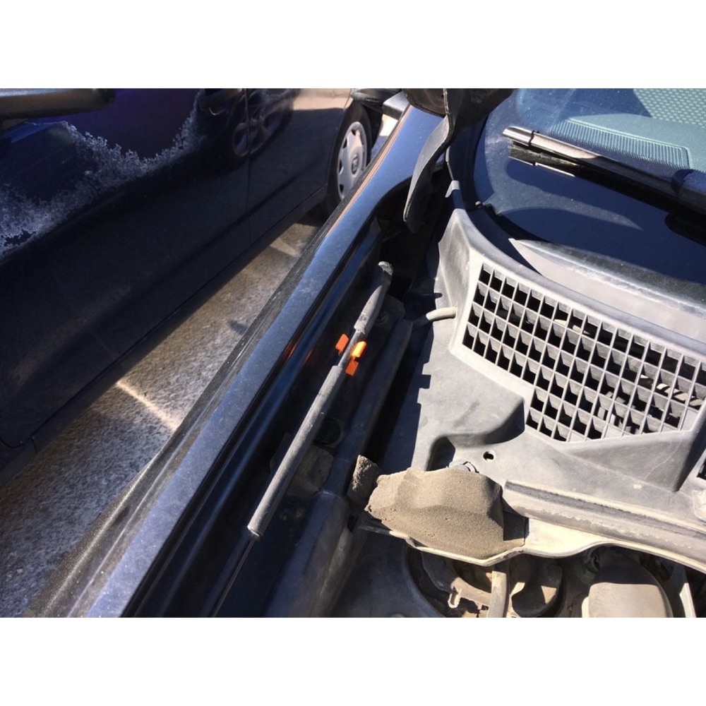 Nissan Qashqai kaput destek klipsi görsel 3