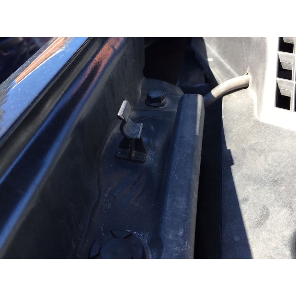 Nissan Qashqai kaput destek klipsi görsel 4