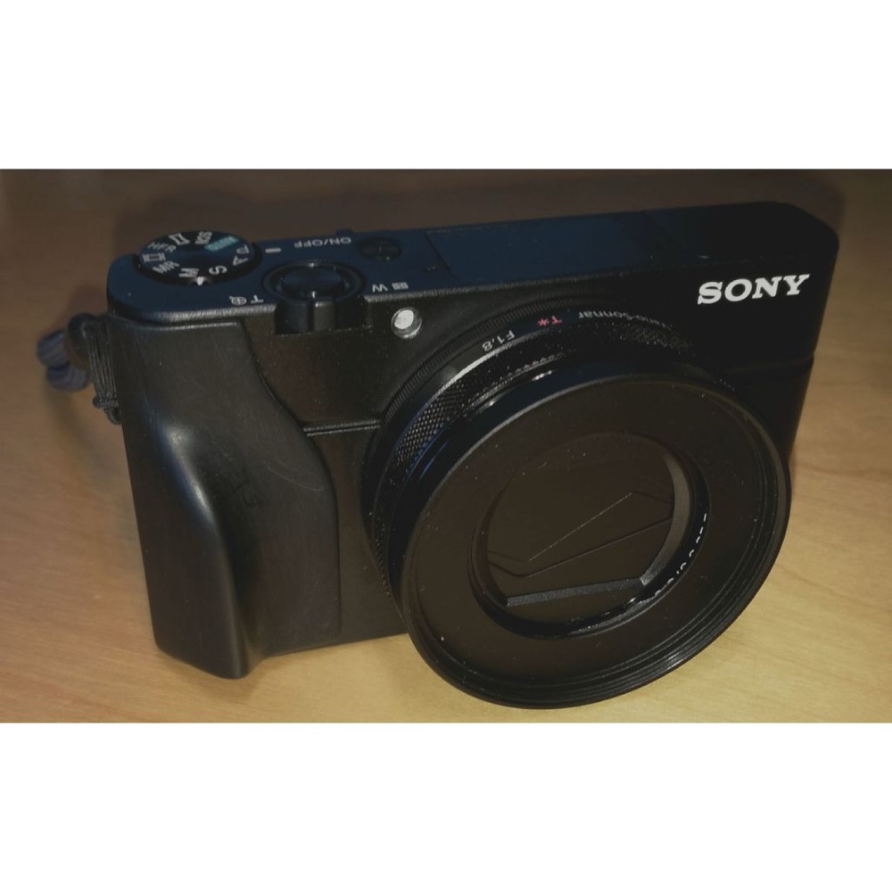Sony RX100 Kompakt Kamera El Tutamağı (RX100 / II / IV, Yapışkan Bantla Takılır)