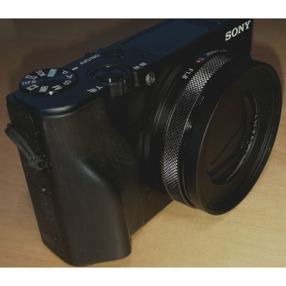 Sony RX100 Kompakt Kamera El Tutamağı (RX100 / II / IV, Yapışkan Bantla Takılır) görsel 2