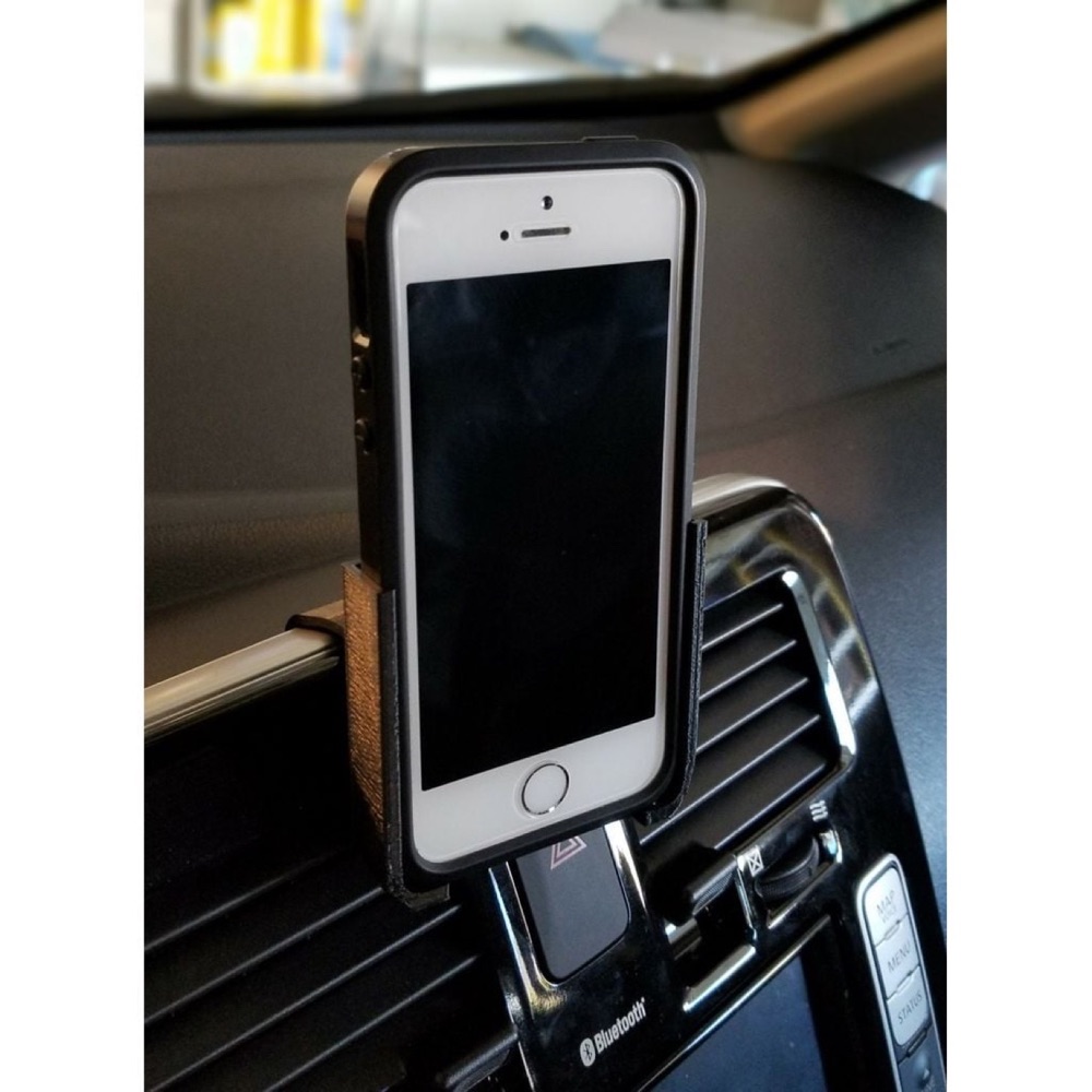 Nissan Leaf iPhone SE tutucu