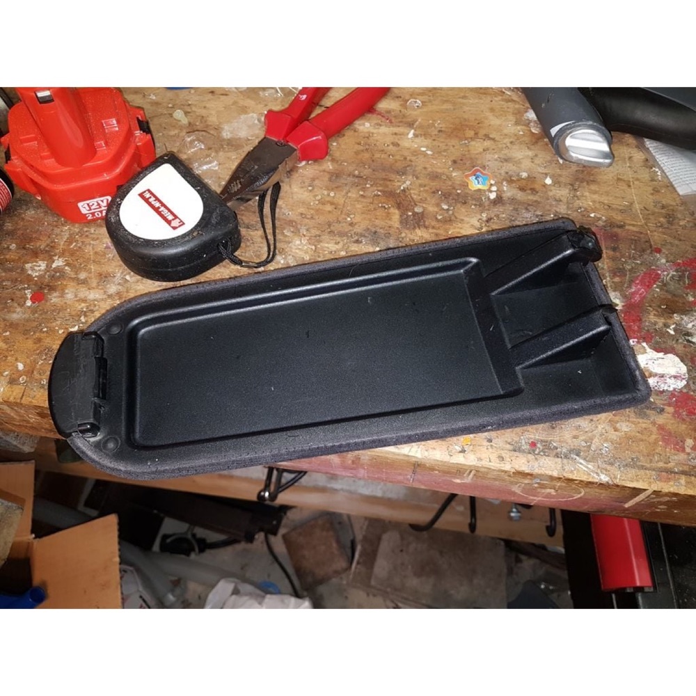 VW Passat '98 Menteşe Kolçak Yedeği