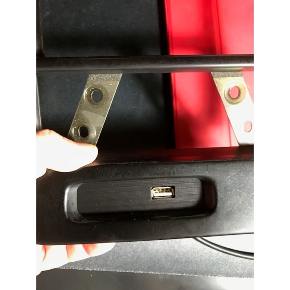 Nissan 300ZX saat yuvası yerine USB paneli görsel 2