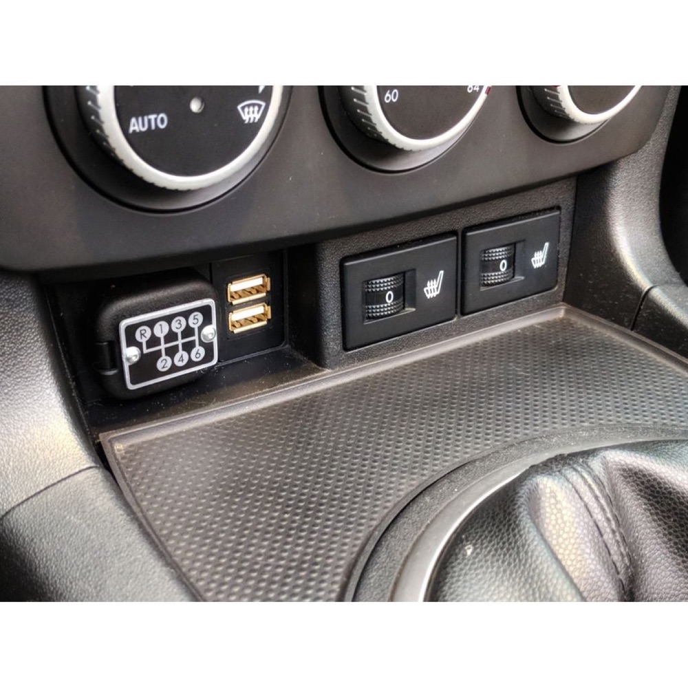 Mazda Miata NC Bose USB Giriş Yuvası görsel 2