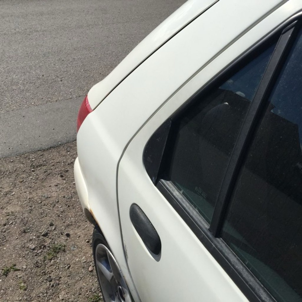 Ford Fiesta 98 arka cam plaka görsel 3