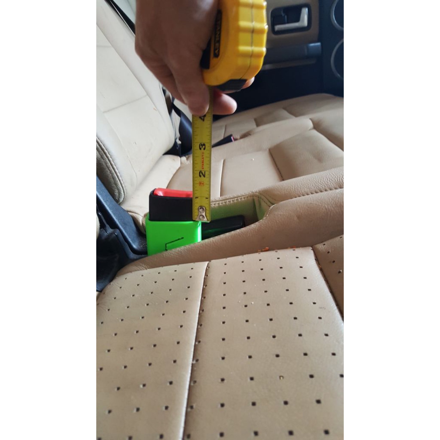 Land Rover LR3/LR4/Discovery Orta Sıra Emniyet Kemeri Tokası Tutucu