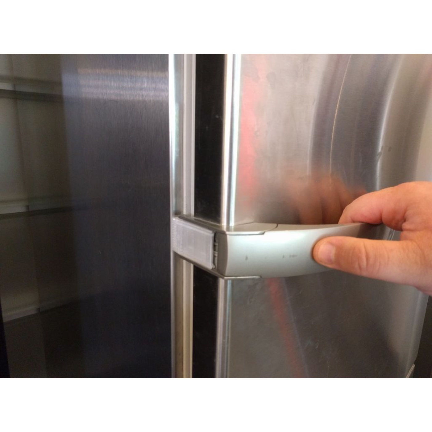 Miele KFN 8767 Buzdolabı Kapak Kolu Parçası
