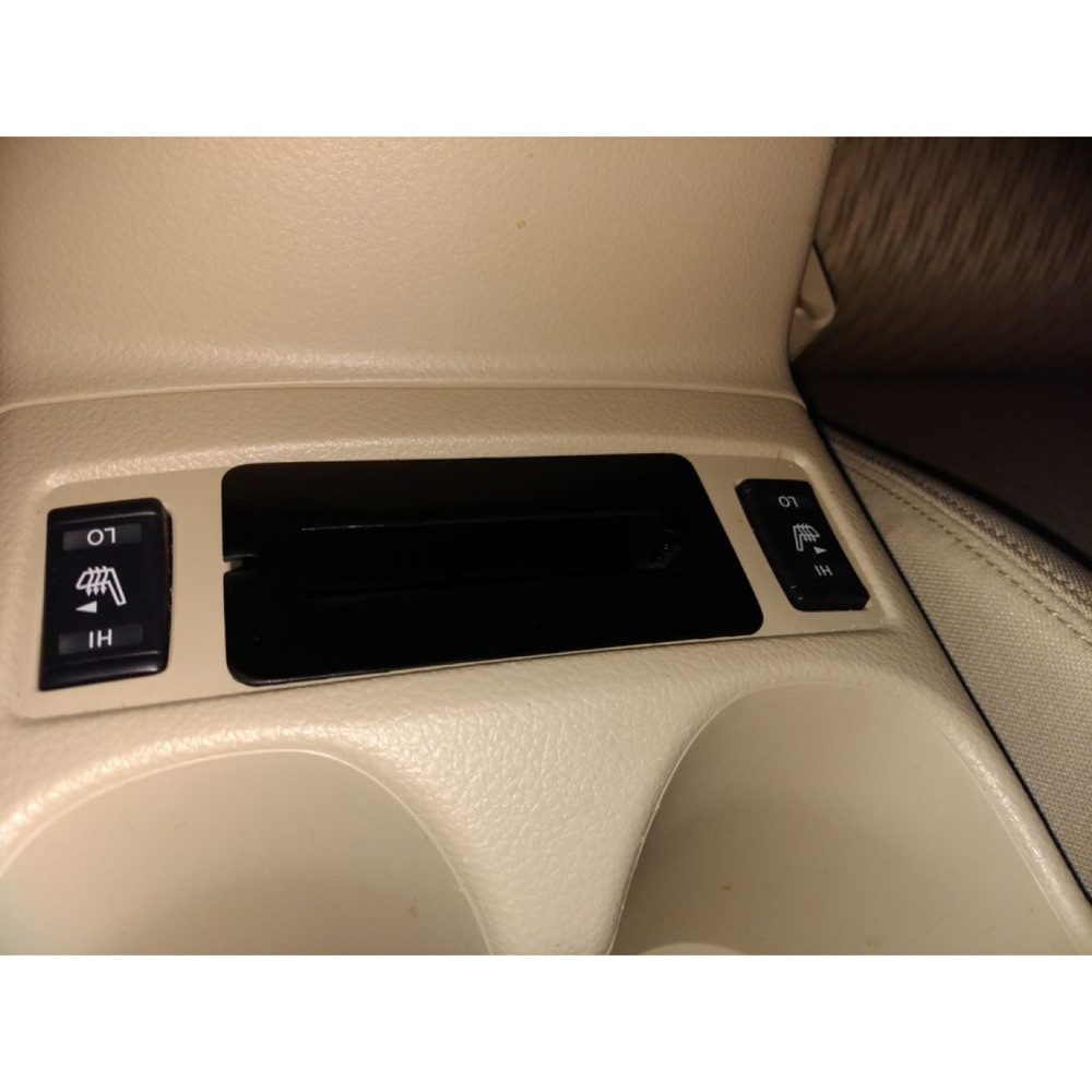 Nissan Rogue telefon şarj yuvası görsel 2