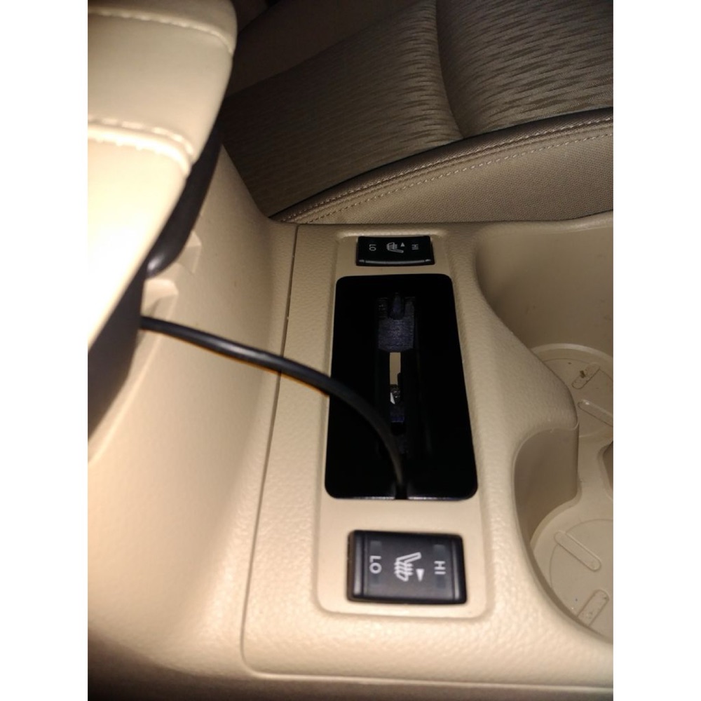 Nissan Rogue telefon şarj yuvası görsel 3