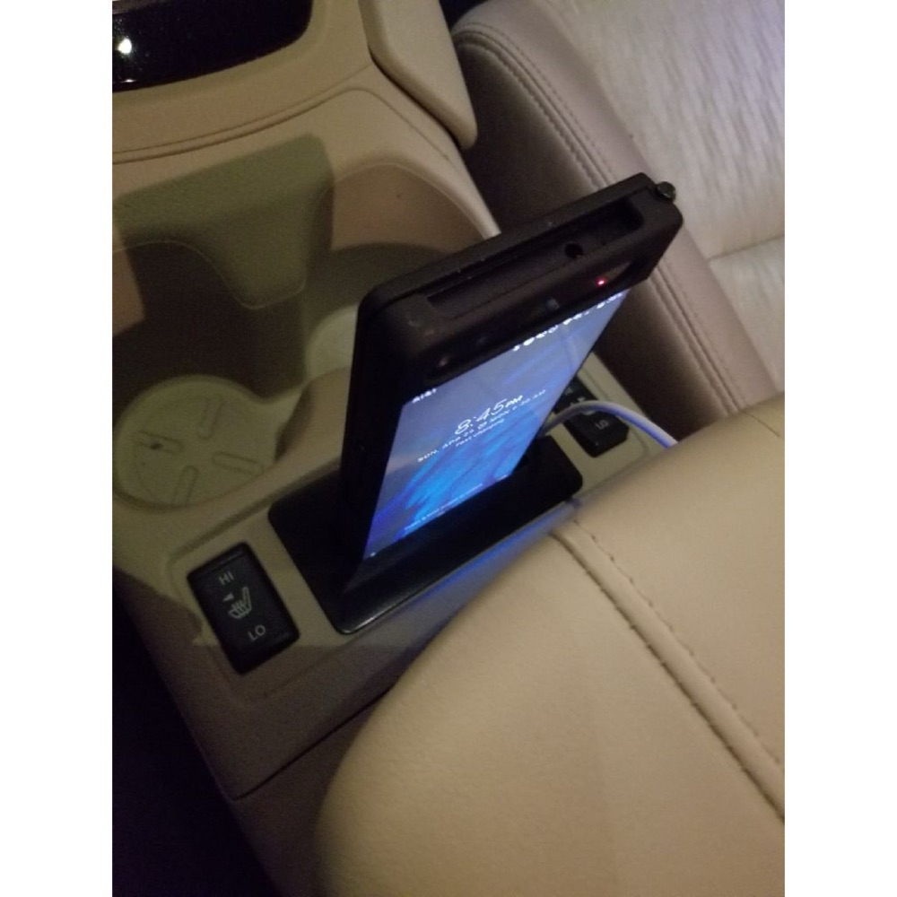 Nissan Rogue telefon şarj yuvası görsel 4