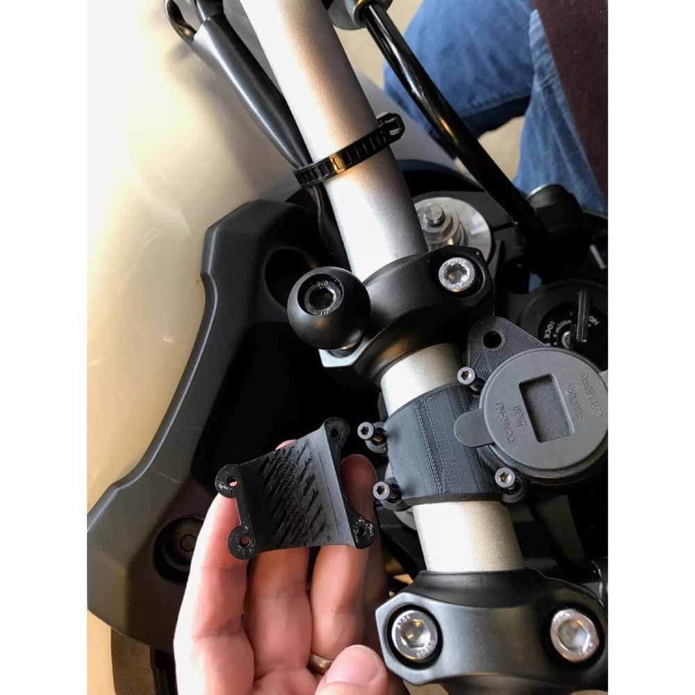 Yamaha FZ-09 / MT-09 Gidon USB Şarj Yuvası görsel 3