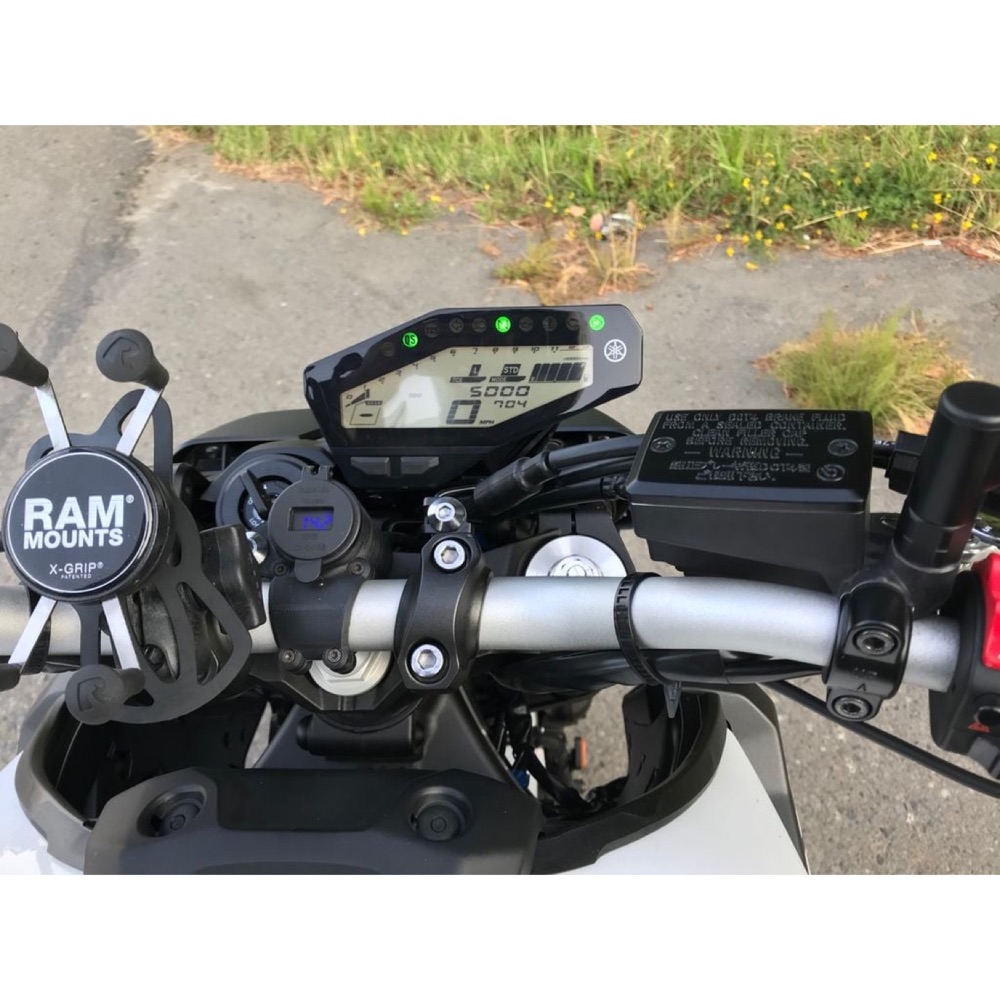 Yamaha FZ-09 / MT-09 Gidon USB Şarj Yuvası görsel 4