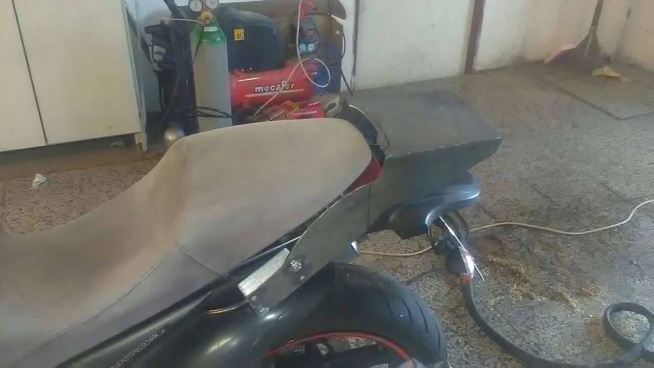 Ducati Monster 600 Dark Üst Bagaj Tutucu görsel 4