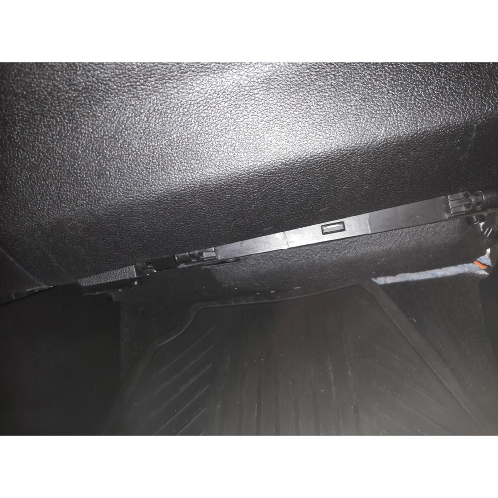 Ford B-Max Torpido Gözü Menteşesi görsel 2
