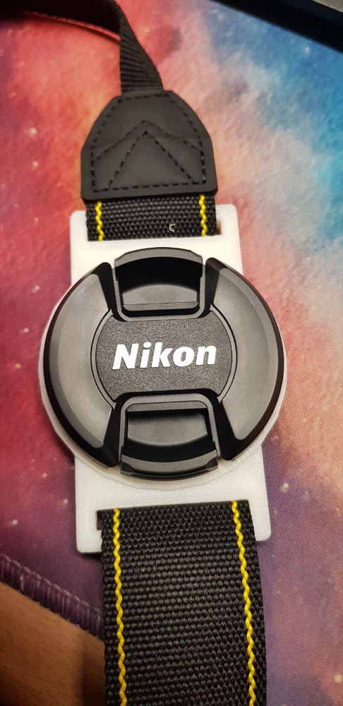 Nikon D3400 Lens Kapağı Tutucusu (55mm, Askı Klipsli)