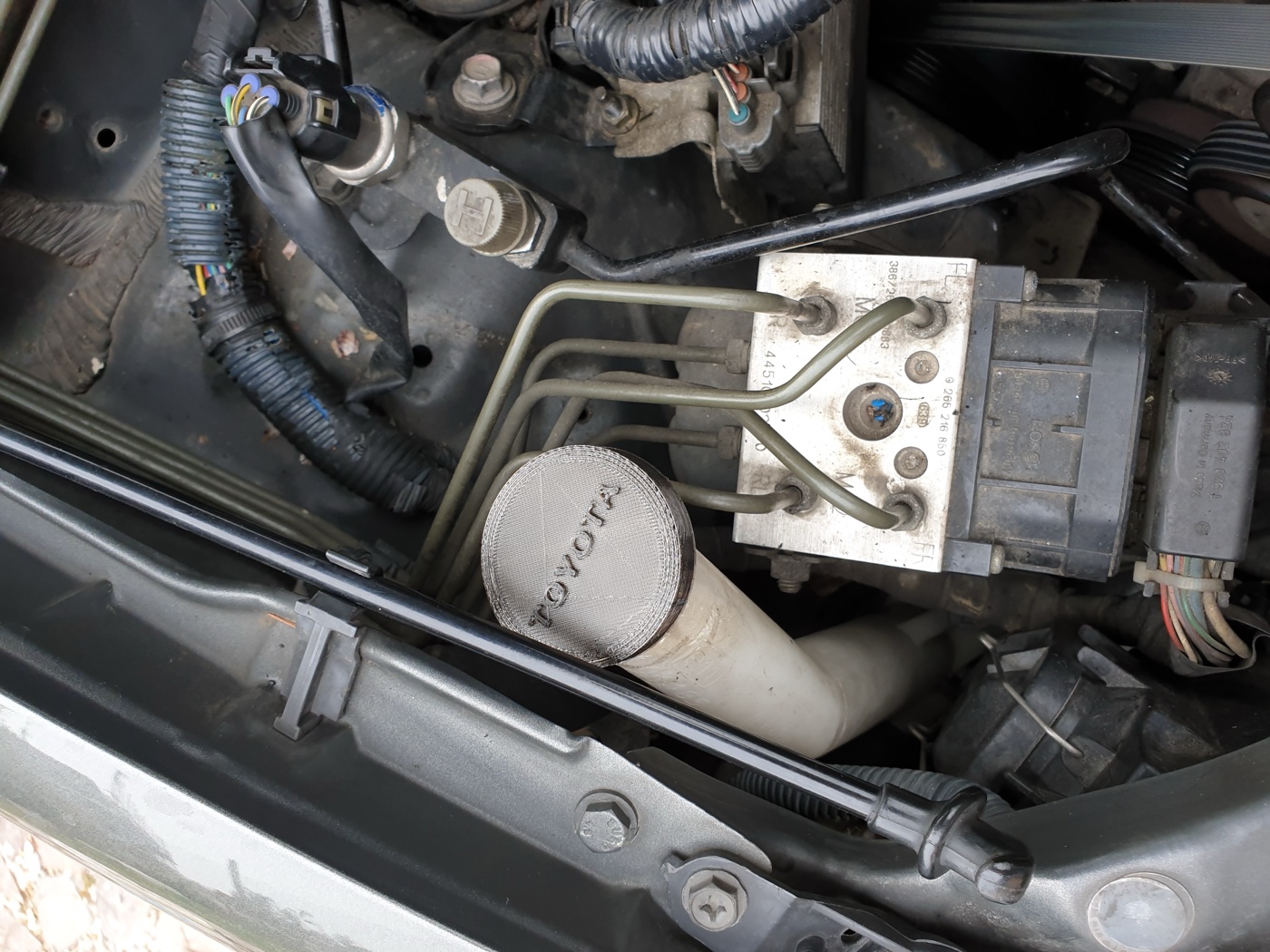 Cam Yıkama Suyu Kapağı (Toyota Corolla, TPU)