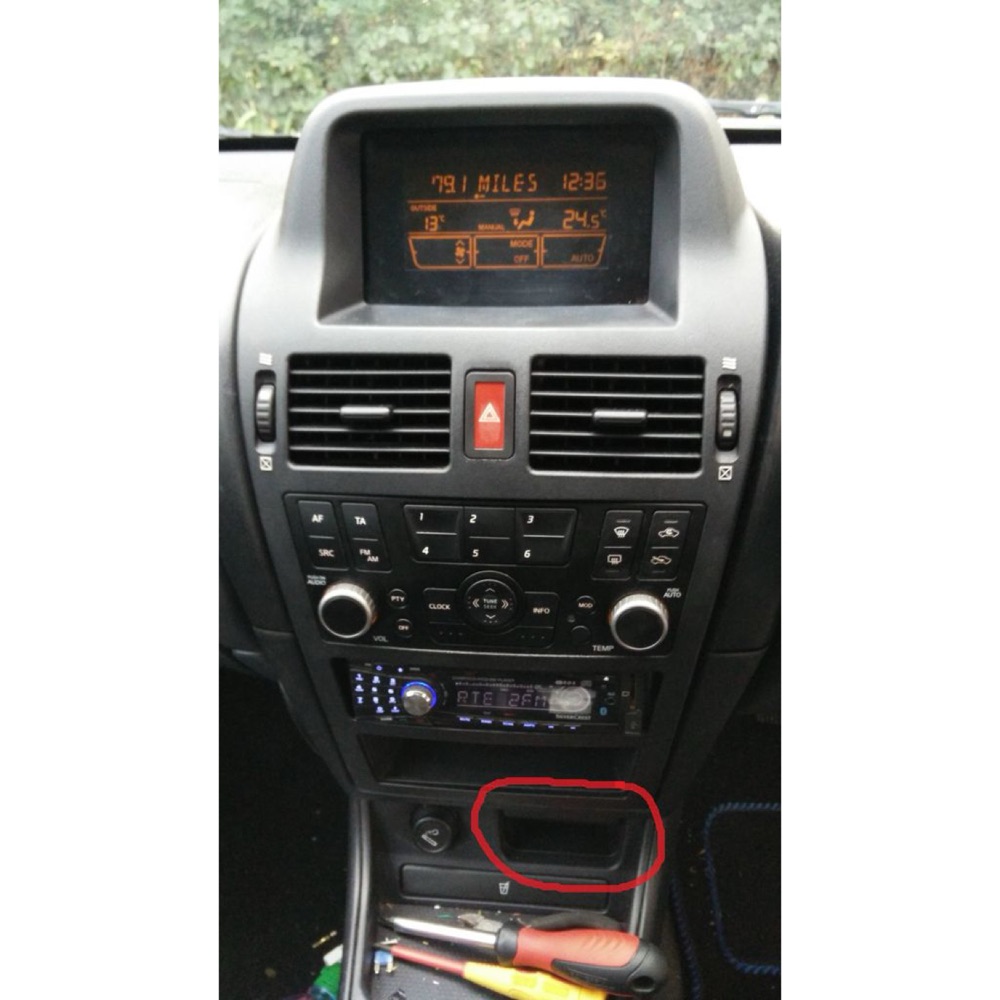 Nissan Almera (2005) Yatour müzik adaptörü süs plakası görsel 2