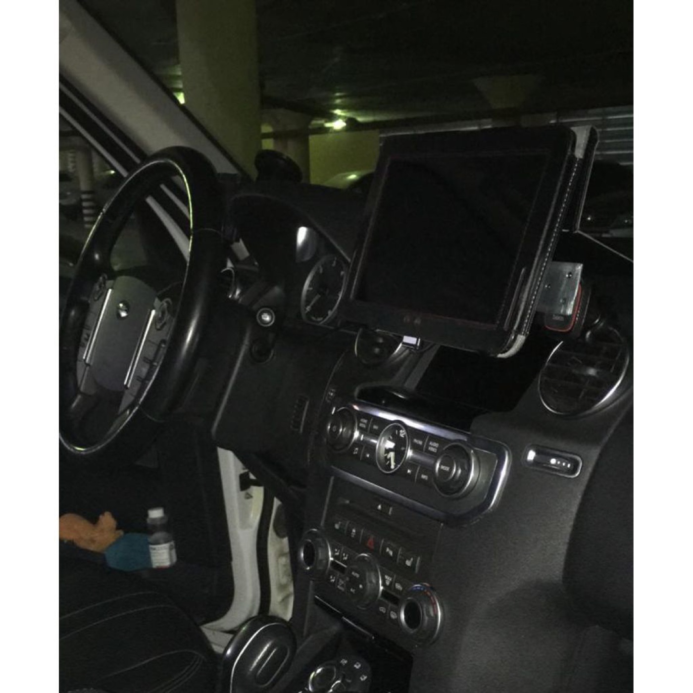 Land Rover Araç İçi Tablet Tutucu (Menteşeli) görsel 3