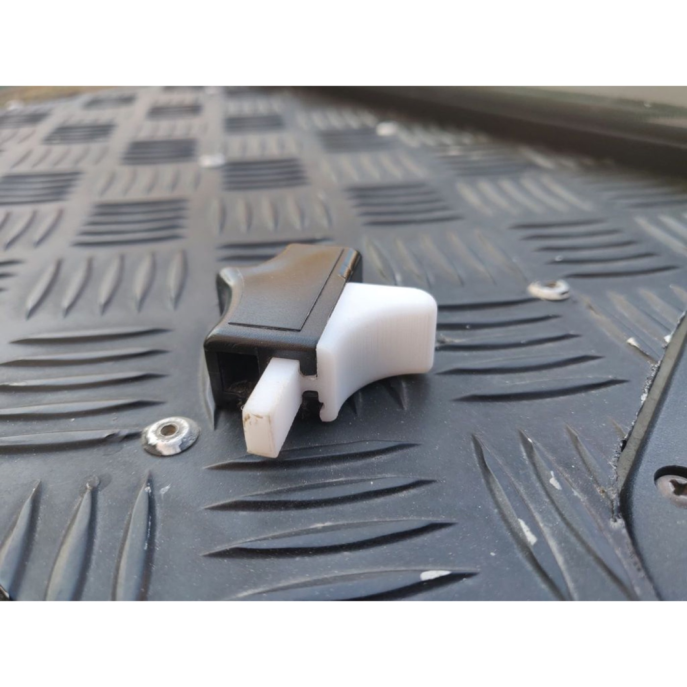 Land Rover Defender Arka Kayar Cam Mandalı