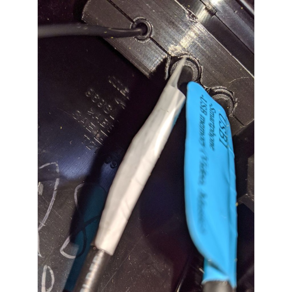 Nissan Maxima (2017) aftermarket radyo USB yuvası muhafazası görsel 3