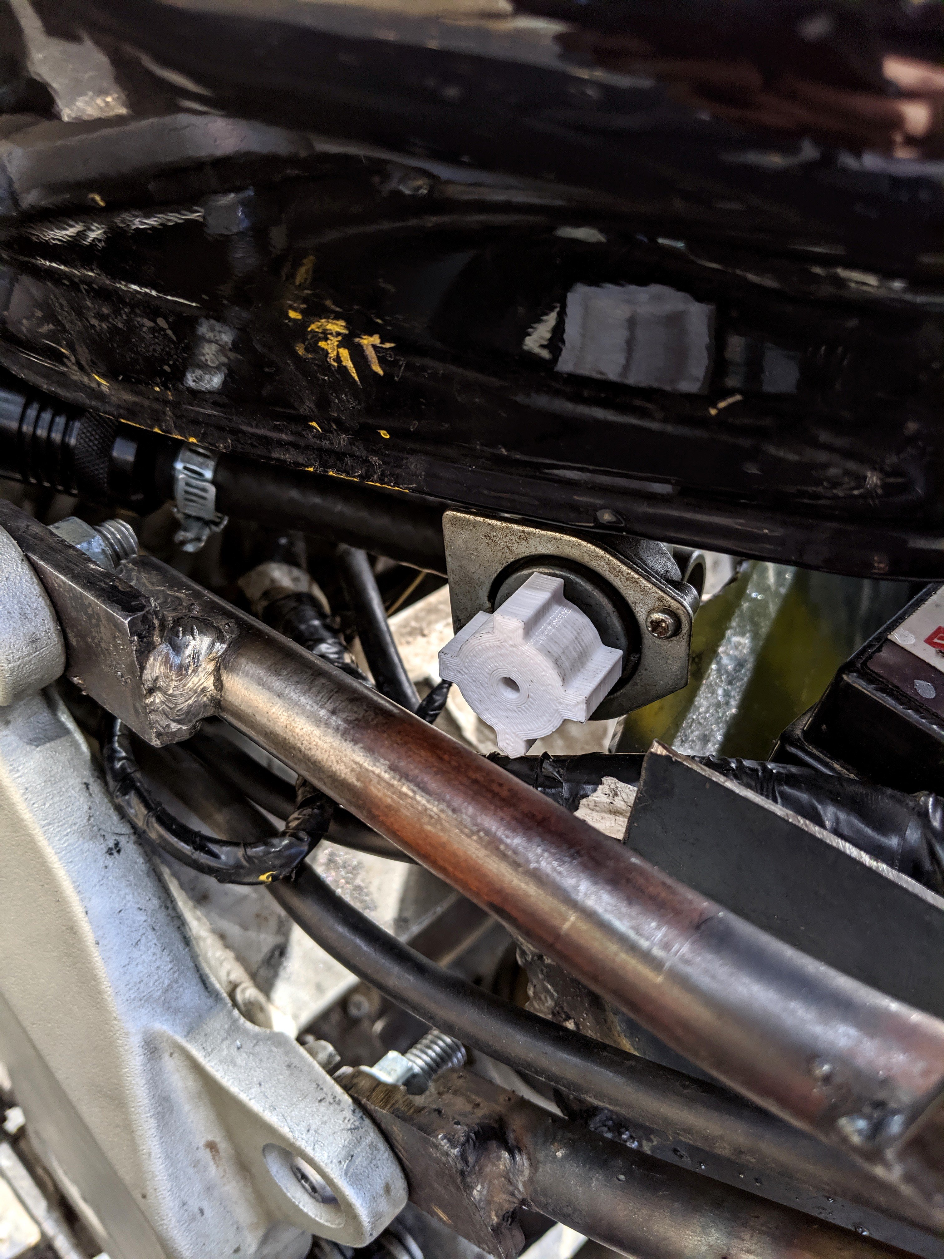 Kawasaki ZX6R/ZZR600 Yakit Muslugu Dugmesi