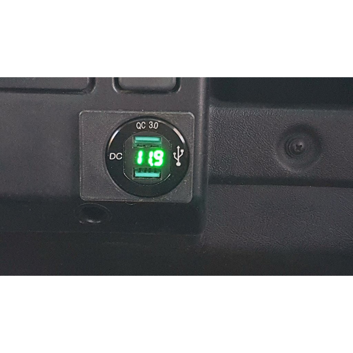 Land Rover Defender TD5 USB Soket Çerçevesi