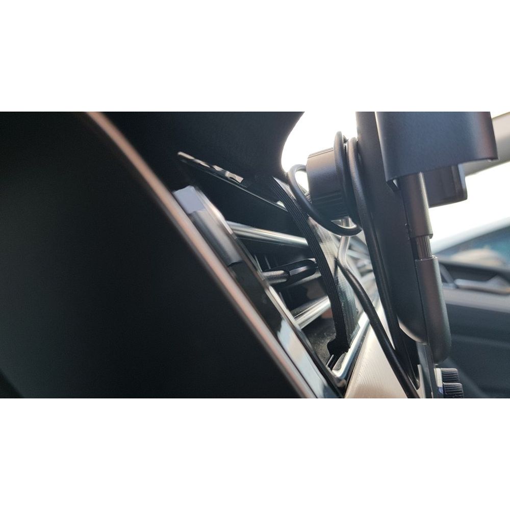 VW Passat Şarj Cihazı Tutucusu
