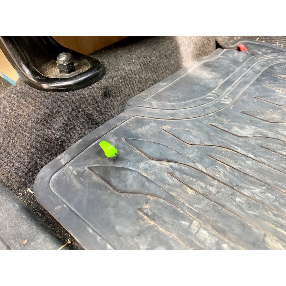 Mitsubishi L200 / Triton / Montero paspas tutucusu