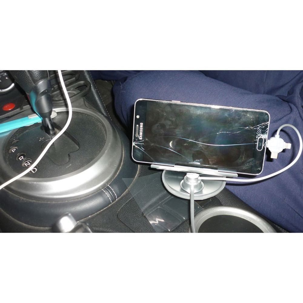 Nissan 370Z telefon tutucu kör düğme değişimi görsel 3