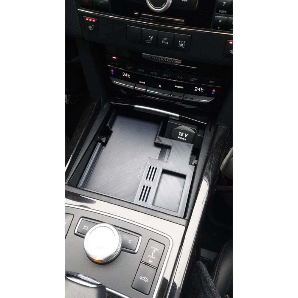 Mercedes E-Klasse Merkez Konsol Kablosuz Şarj Altlığı görsel 2