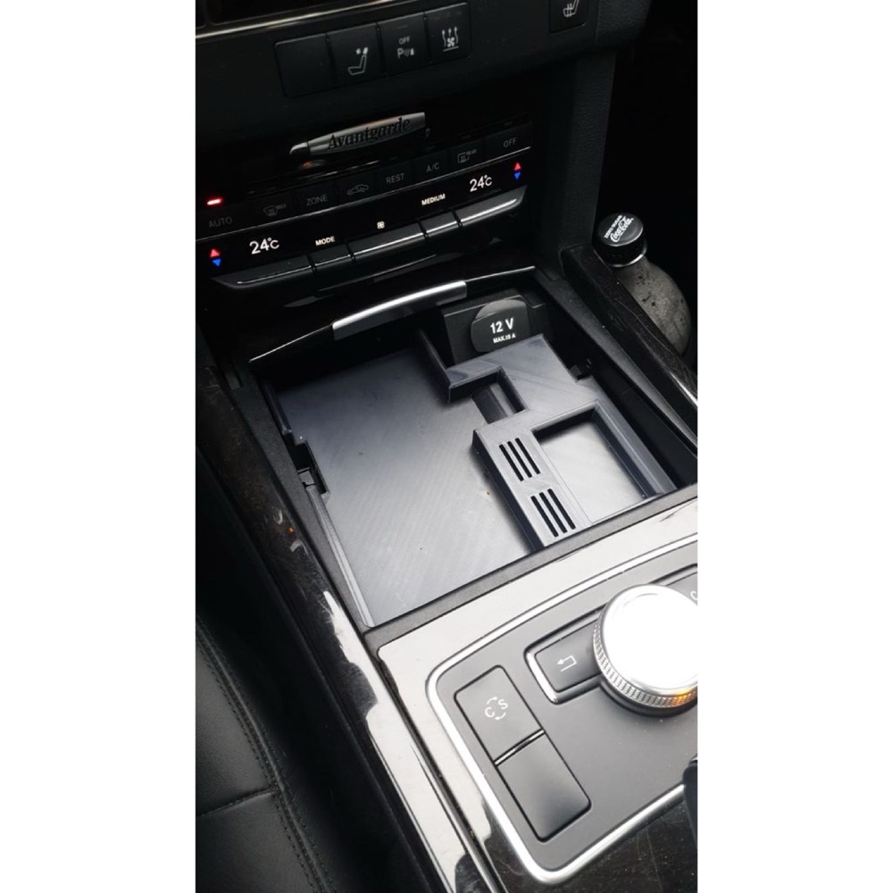 Mercedes E-Klasse Merkez Konsol Kablosuz Şarj Altlığı görsel 3