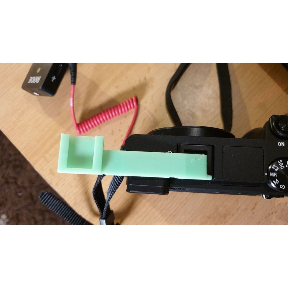 Sony A6400 Flaş Ayağı Yana Kaydırma Uzantısı (Çevrilebilir Ekran + Harici Mikrofon) görsel 2
