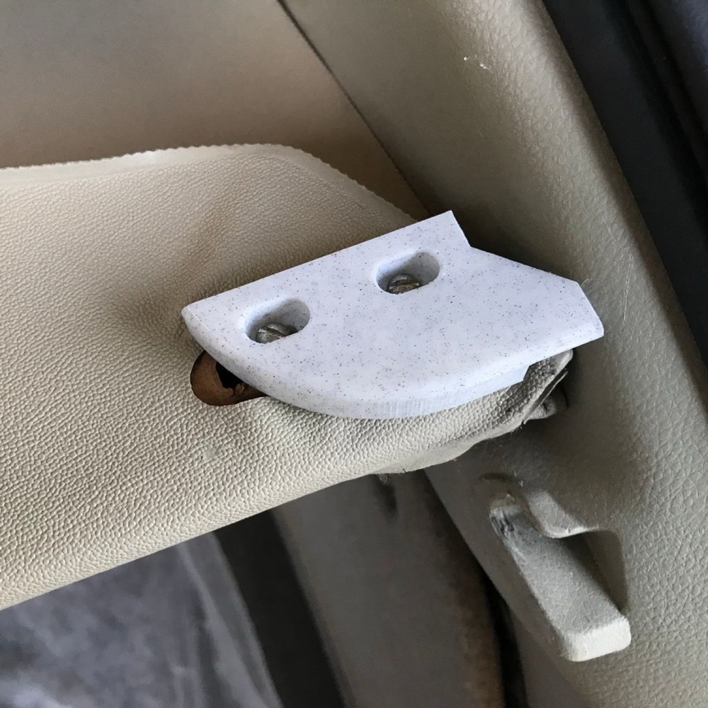 Nissan Primera bagaj örtüsü durdurucusu
