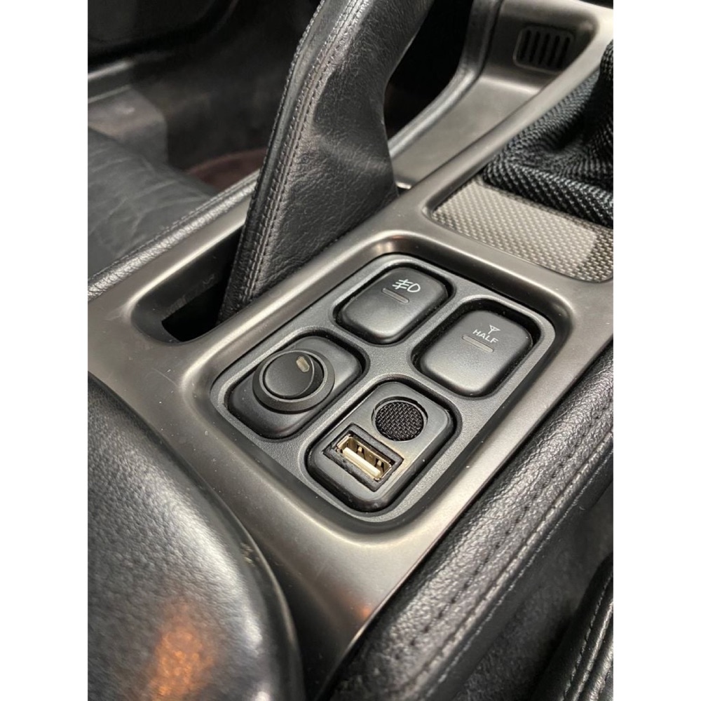 Honda/Acura NSX Boş Düğme Kapatma - USB ve Mikrofon Yuvası görsel 2