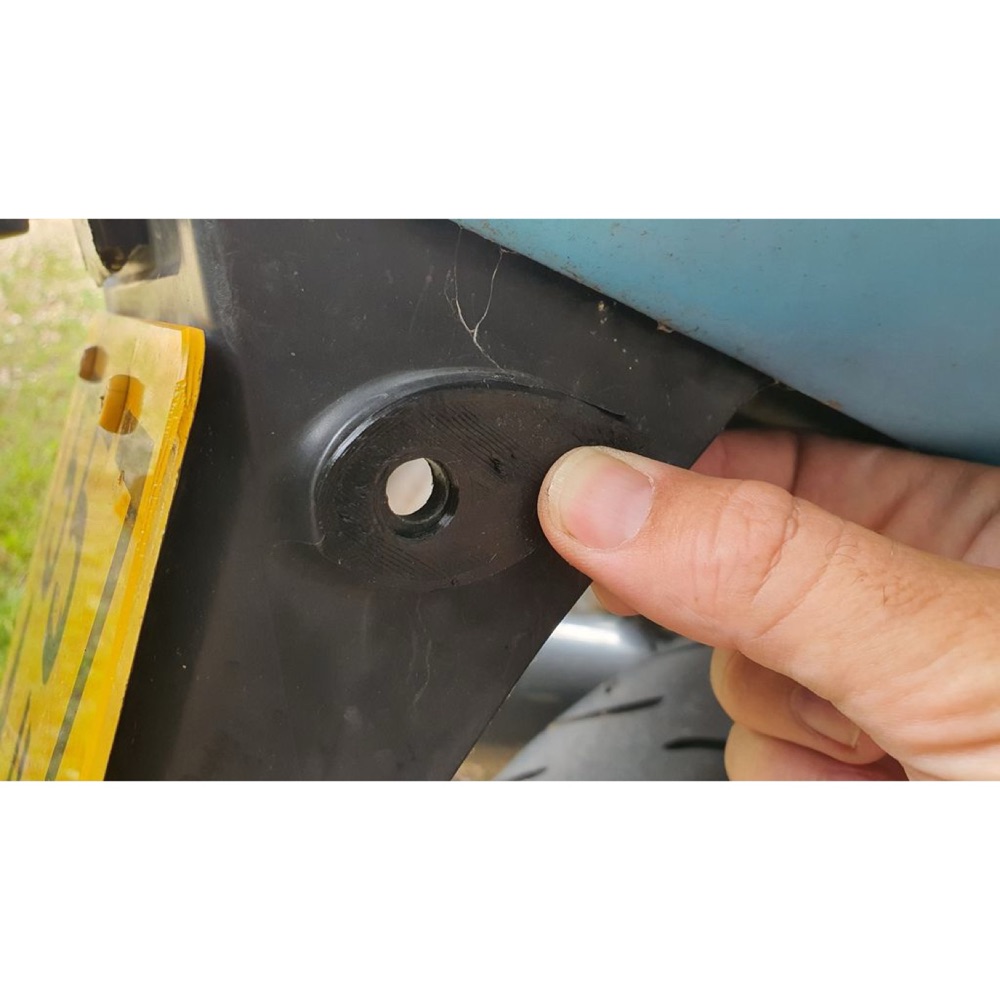 Honda CBR1100XX Blackbird Sinyal Lambası Deliği Kapağı