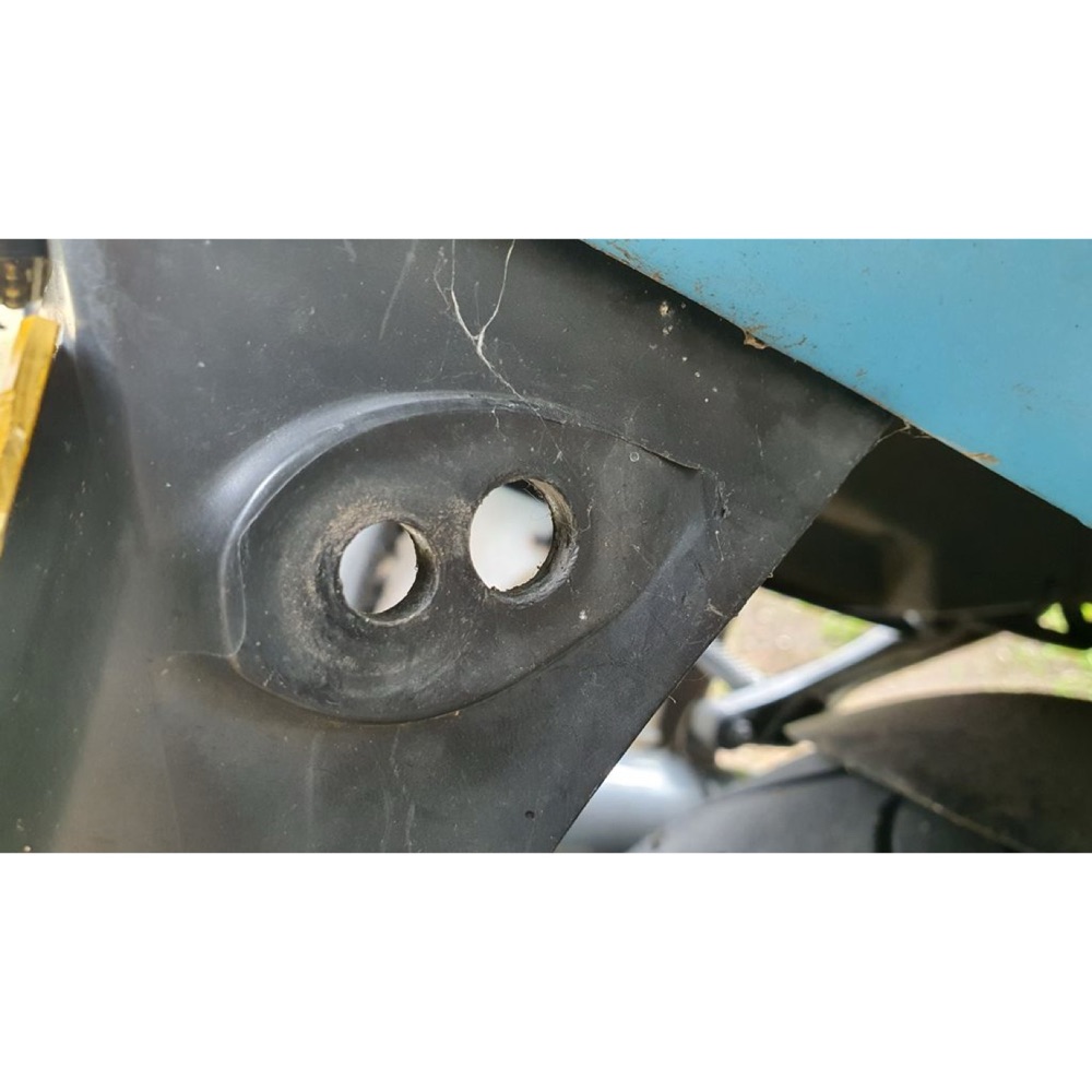 Honda CBR1100XX Blackbird Sinyal Lambası Deliği Kapağı görsel 2