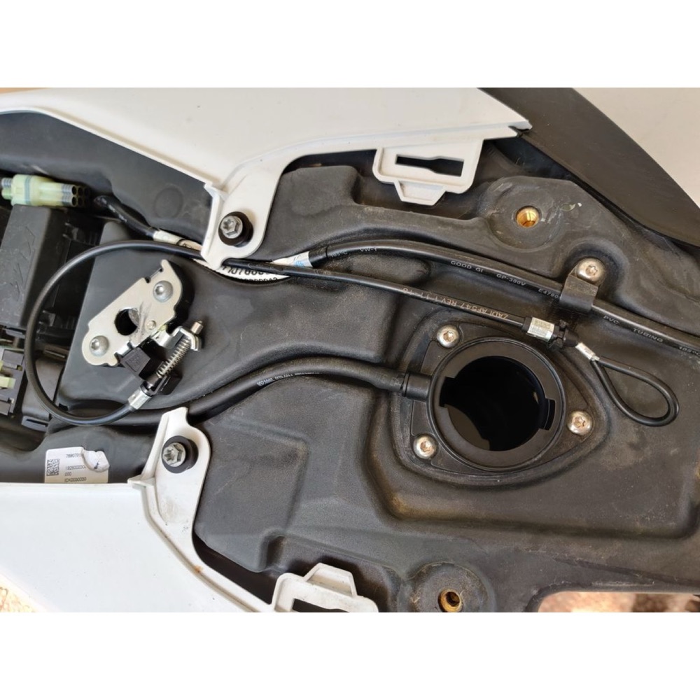 KTM 690 SMC-R Koltuk Serbest Bırakma Parçası görsel 3