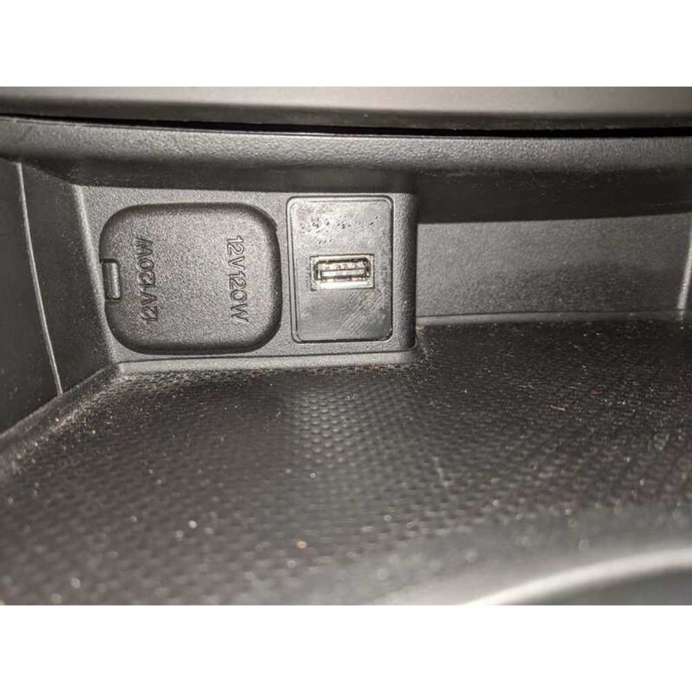 Mazda Miata USB Girişi Kapağı görsel 2