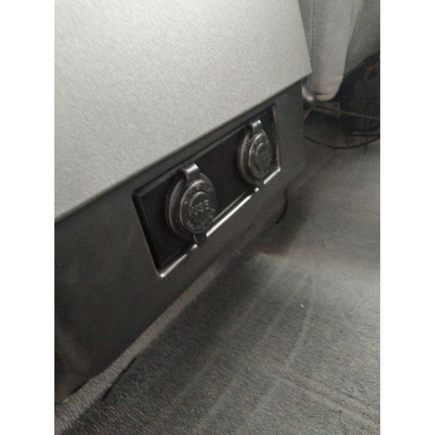 Land Rover Discovery Arka Küllük Yuvası Soket Paneli