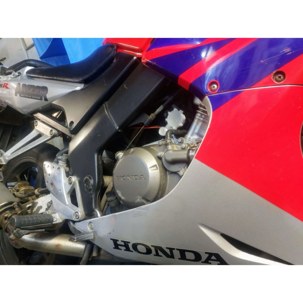 Honda CBR125 Akü Şarj Portu Montaj Braketi görsel 3