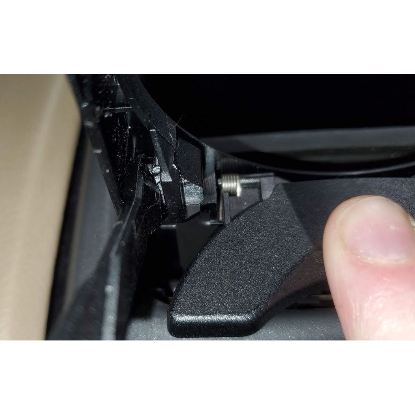 Land Rover Discovery 3 Yolcu Bardaklığı Menteşe Parçası görsel 4