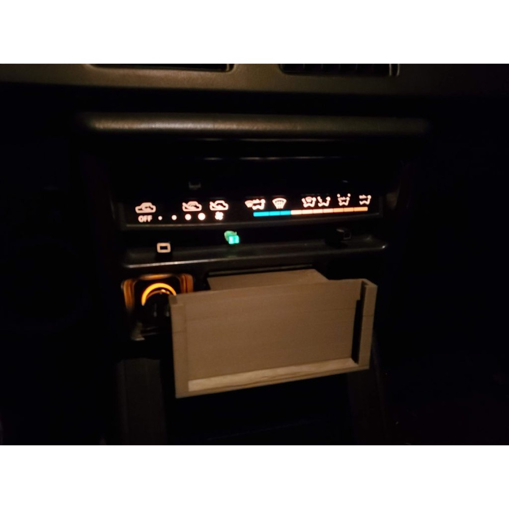 Mitsubishi Montero Kül Tablası Telefon Tutucusu