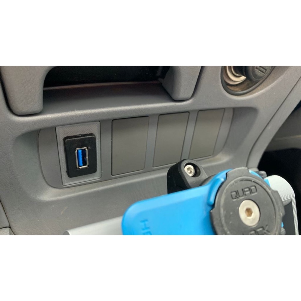 Toyota RAV4 USB'li Switch Kapağı