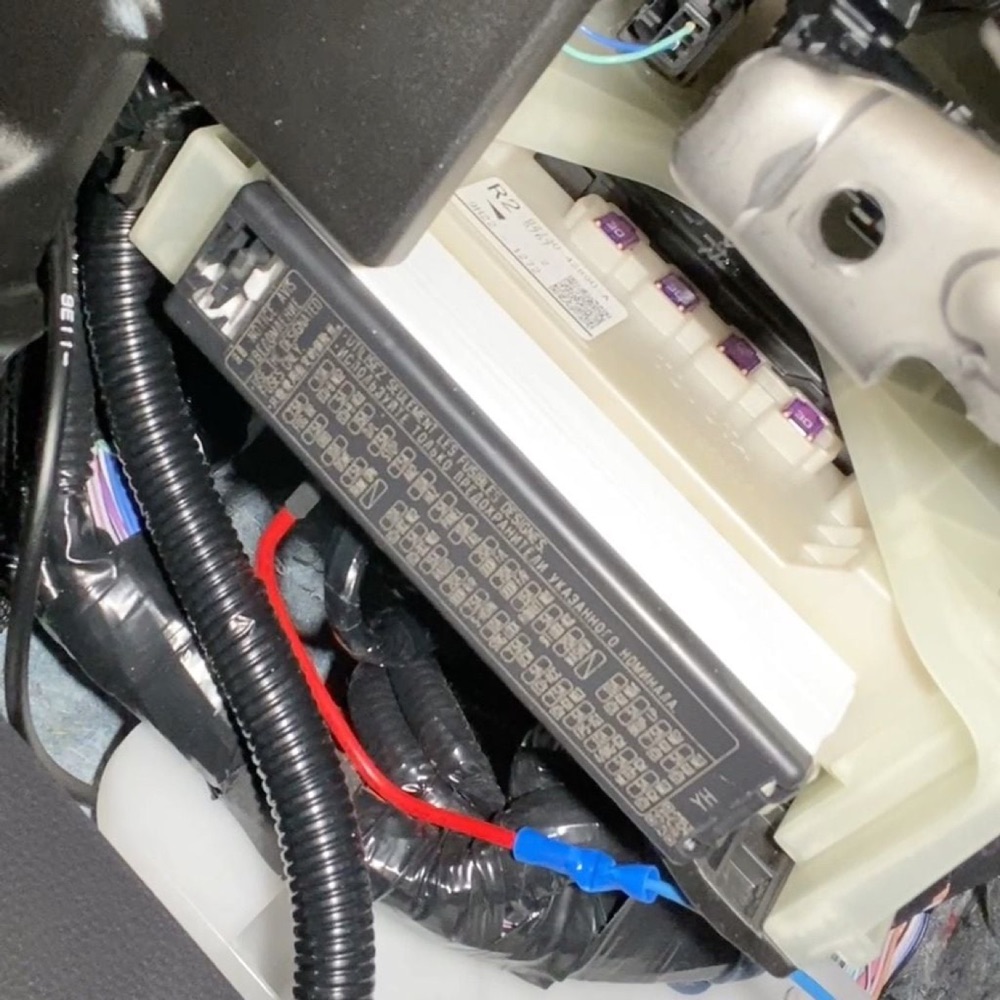Toyota RAV4 Hybrid sigorta yuvası adaptörü görsel 2