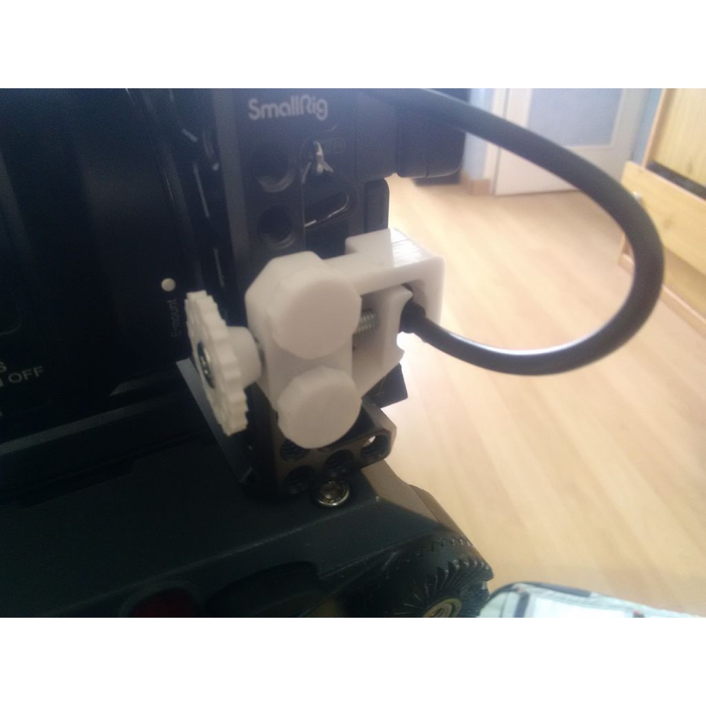 Sony a6500 USB Şarj Kablosu Kelepçesi (SmallRig Kafes Uyumlu)