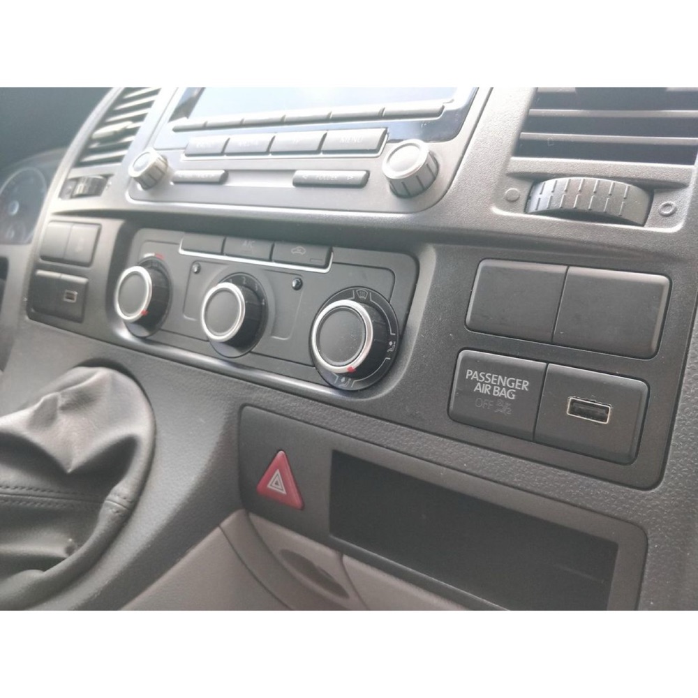 VW T5 Dashboard USB Sabitleyici
